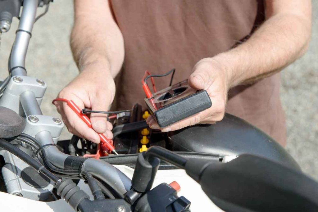 Checando a bateria da moto